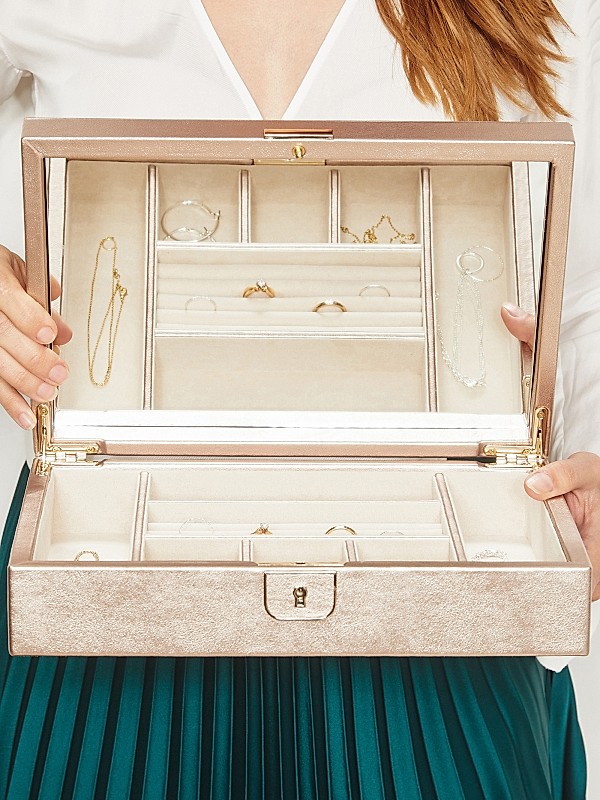 Medium leather jewel box. Medium leather jewel box.