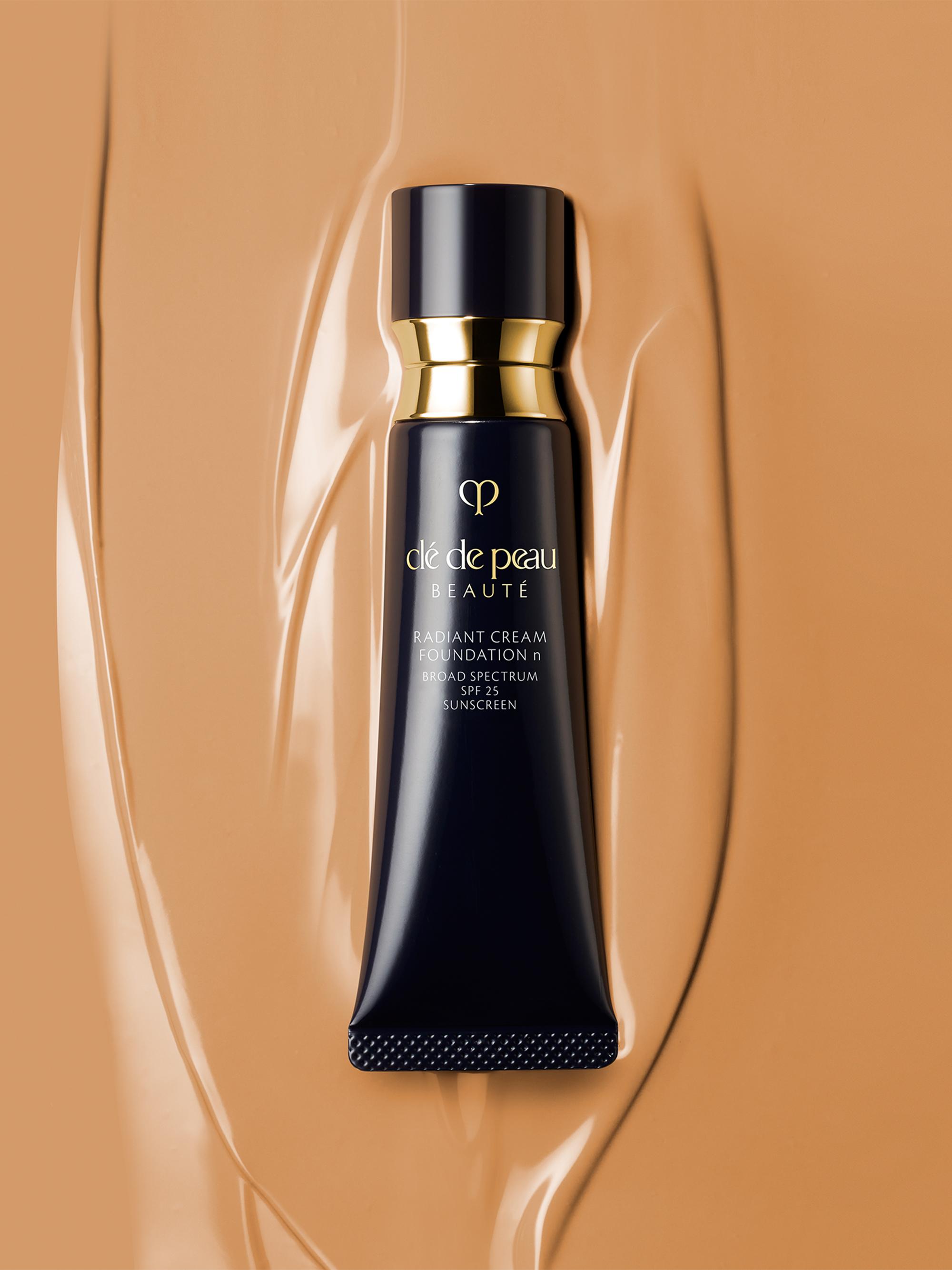 clé de peau BEAUTE クリーム SPF25・PA+++ Cle de Peau Beaute Radiant Cream Foundation SPF 25 | Neiman