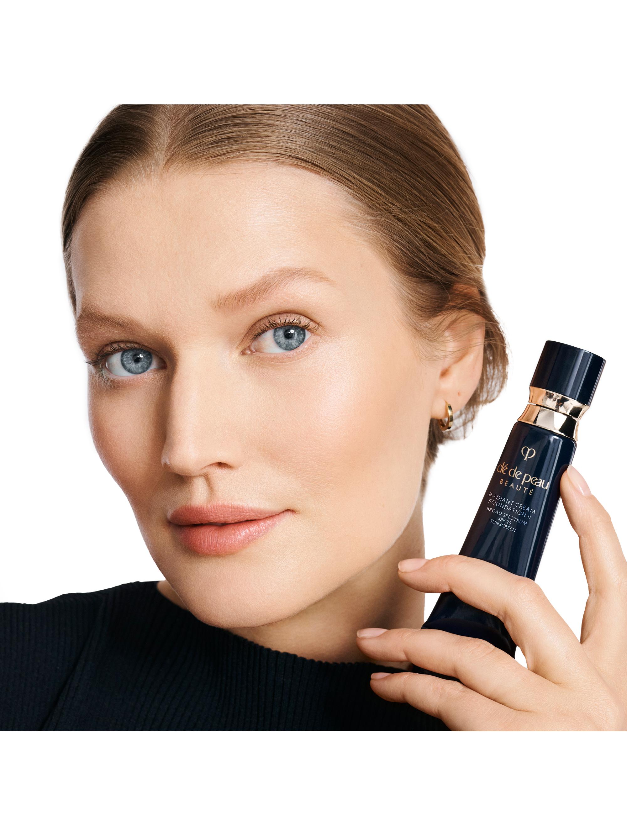 Clé de Peau Beauté Radiant Cream Foundation SPF 25 | Saks Fifth Avenue