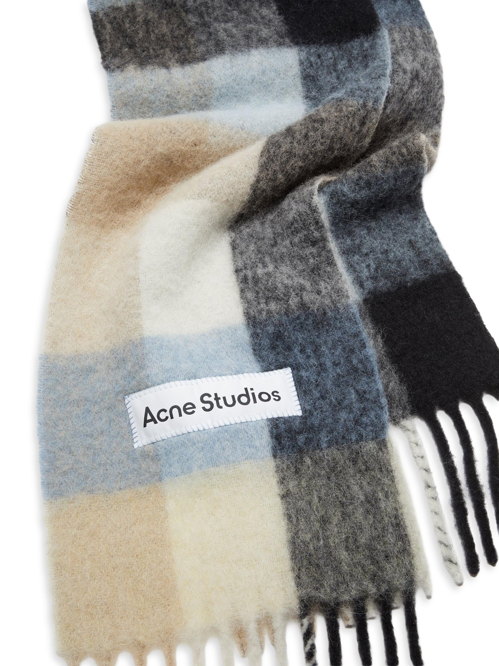 小物 Acne studios scarf How Acne Studios's Scarf Inspired One of the Biggest Winter