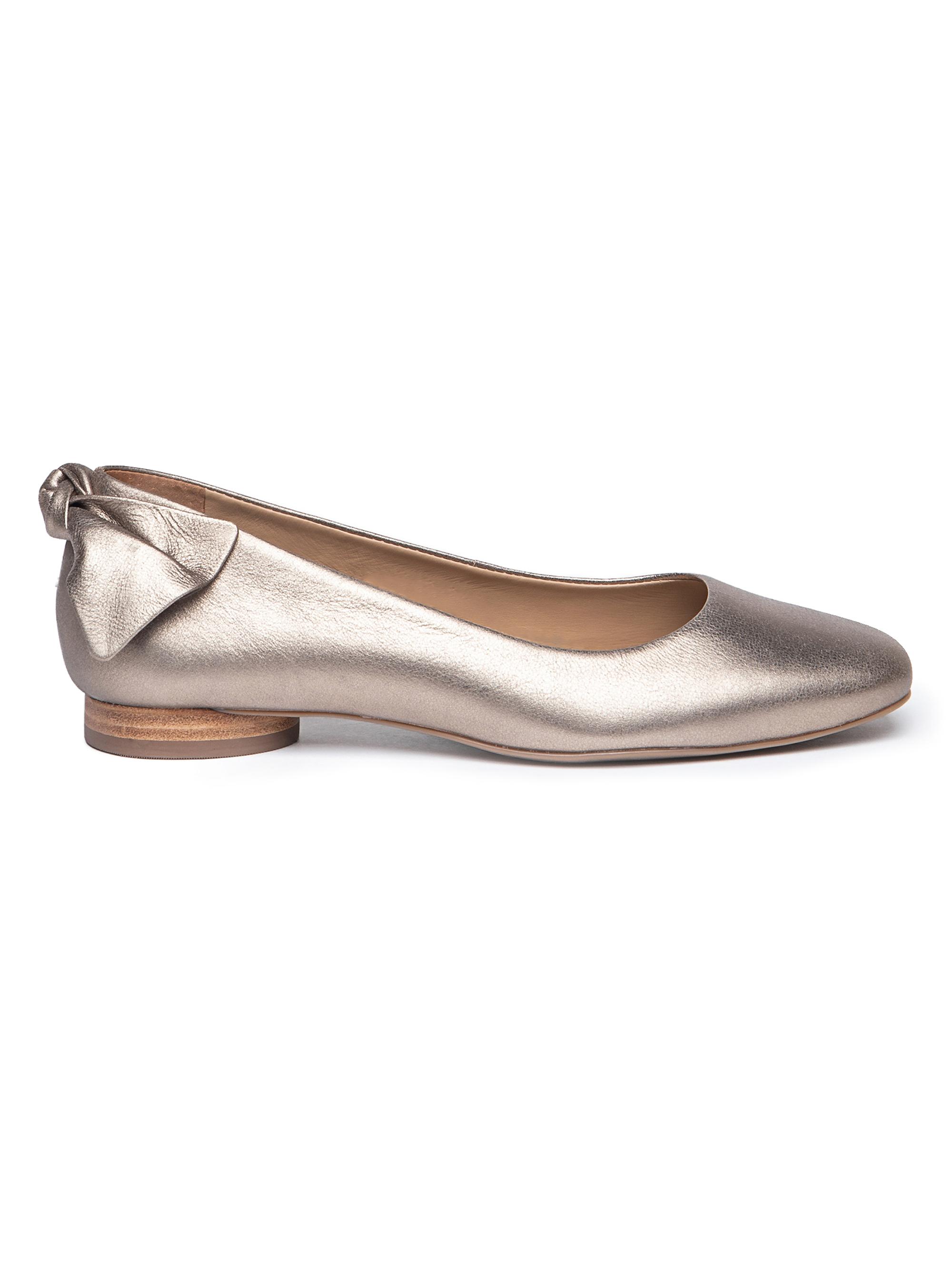 Bernardo Women's Eloise Bow Flat - Distressed Platinum