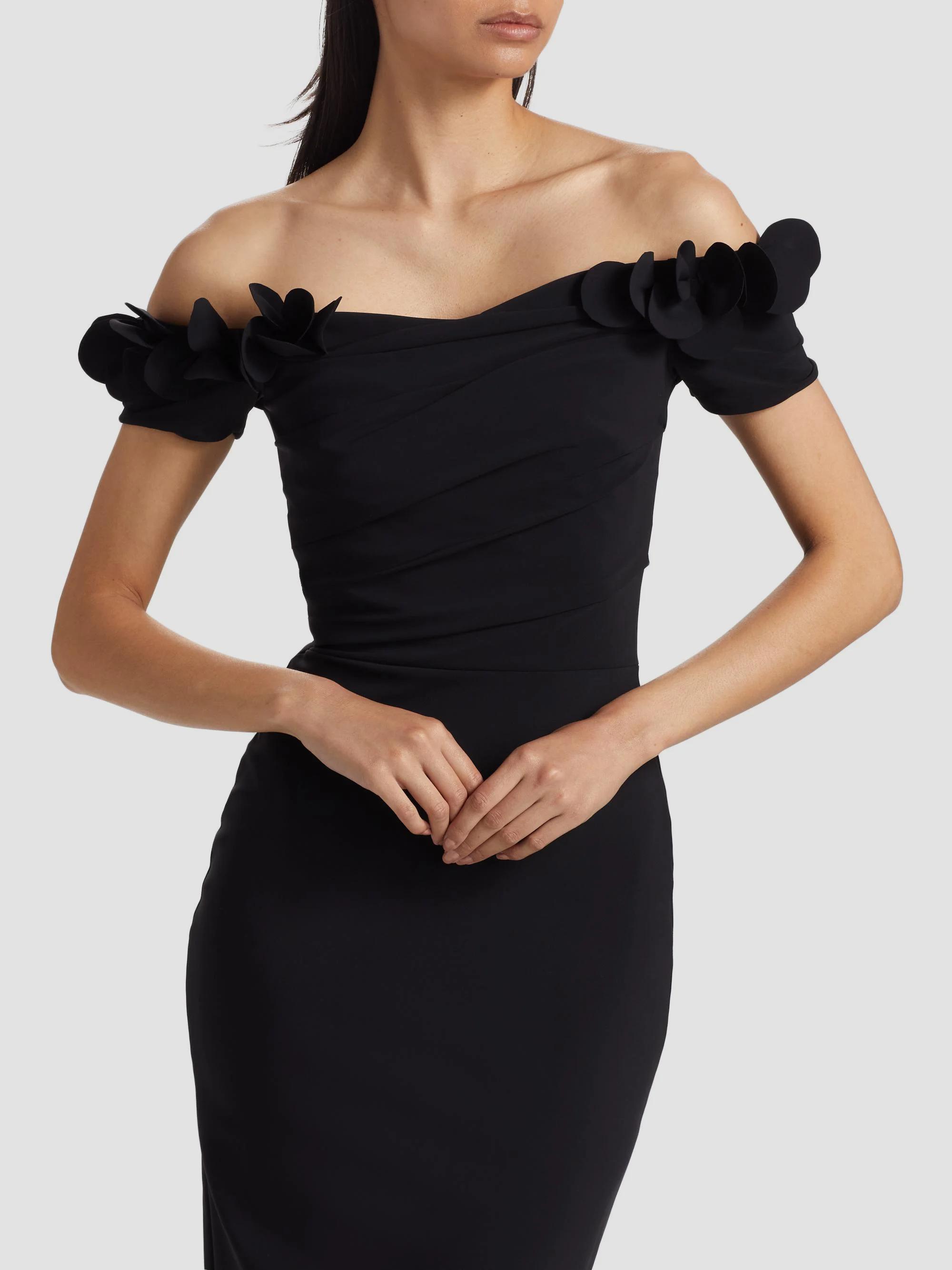 Robe fleurie noire en mousseline de soie et col en V à manches longues | Tendance Fleurie