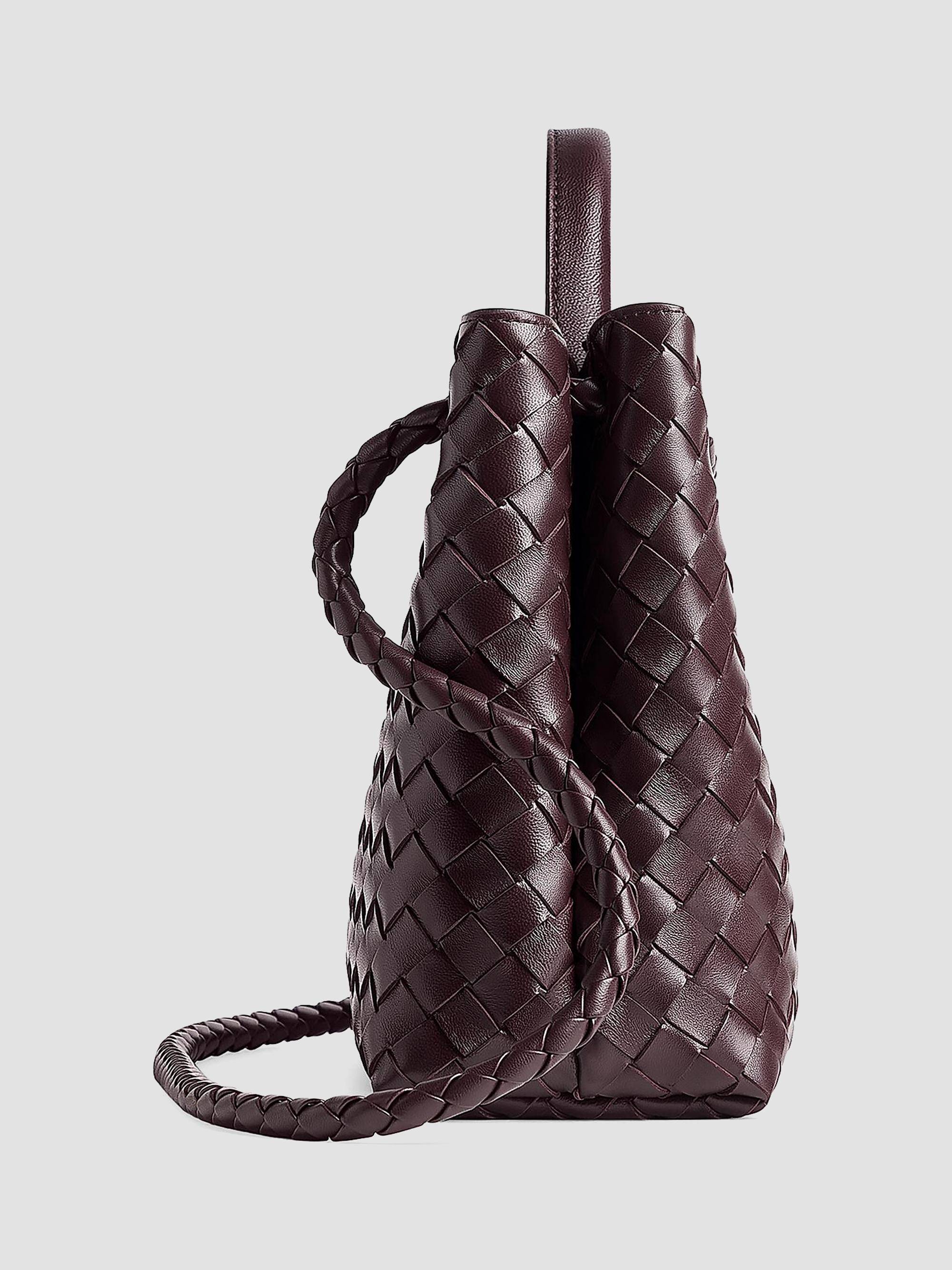 ▼BOTTEGA VENETA　ストロー　ショルダーバッグ　タッセル付き Bottega Veneta Andiamo Medium Intrecciato-Leather Top-Handle Bag