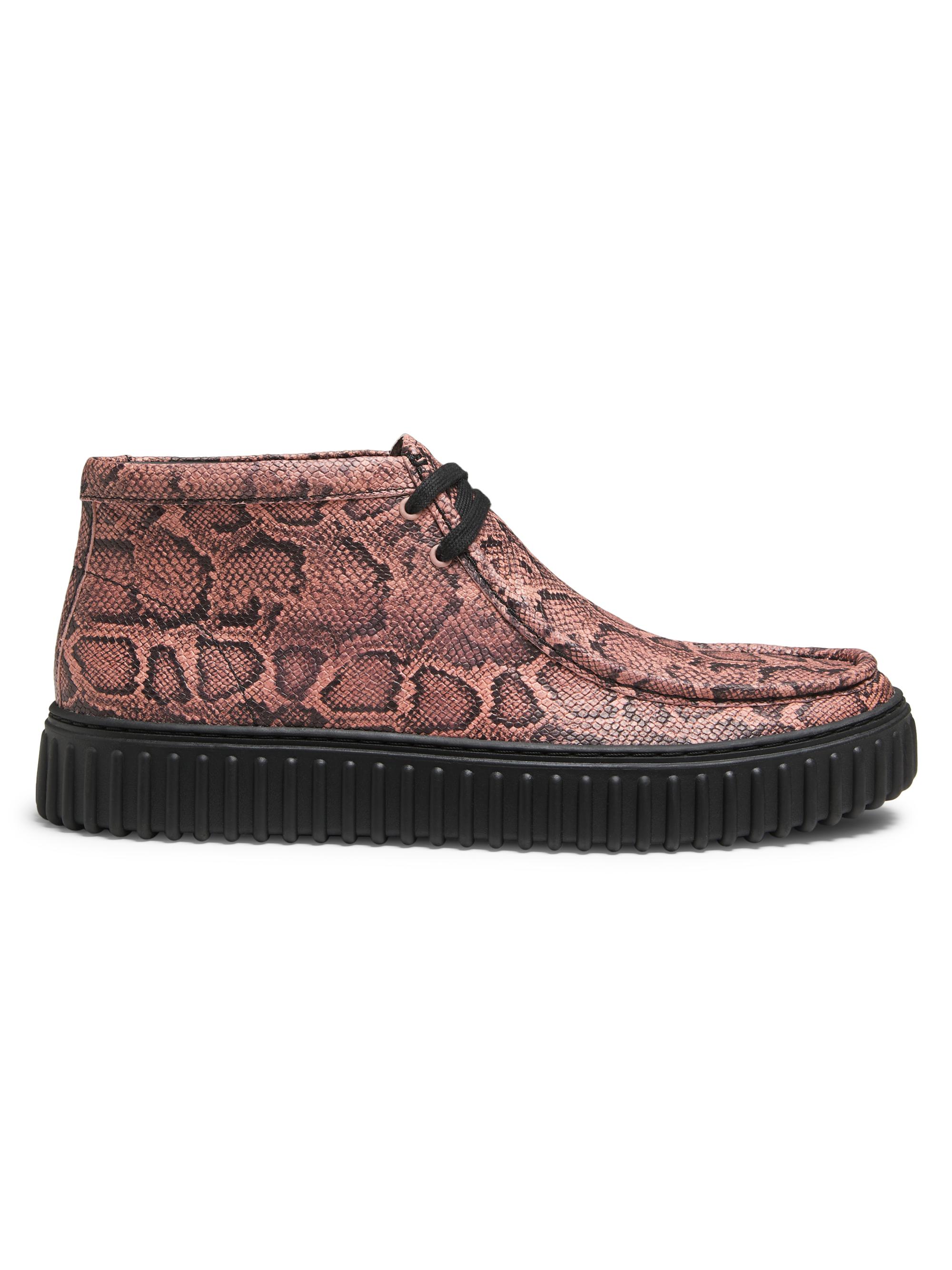 靴 MARTINE ROSE Clarks TORHILL HI Clarks x Martine Rose Torhill Hi Rose Snake-Embossed Chukka Boots