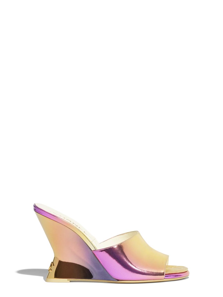 【CHANEL】Mules ミュール 花びら 華やか 可愛い 存在感 SOLD Chanel Quilted Mules Patent Heels and Camellia Flowers