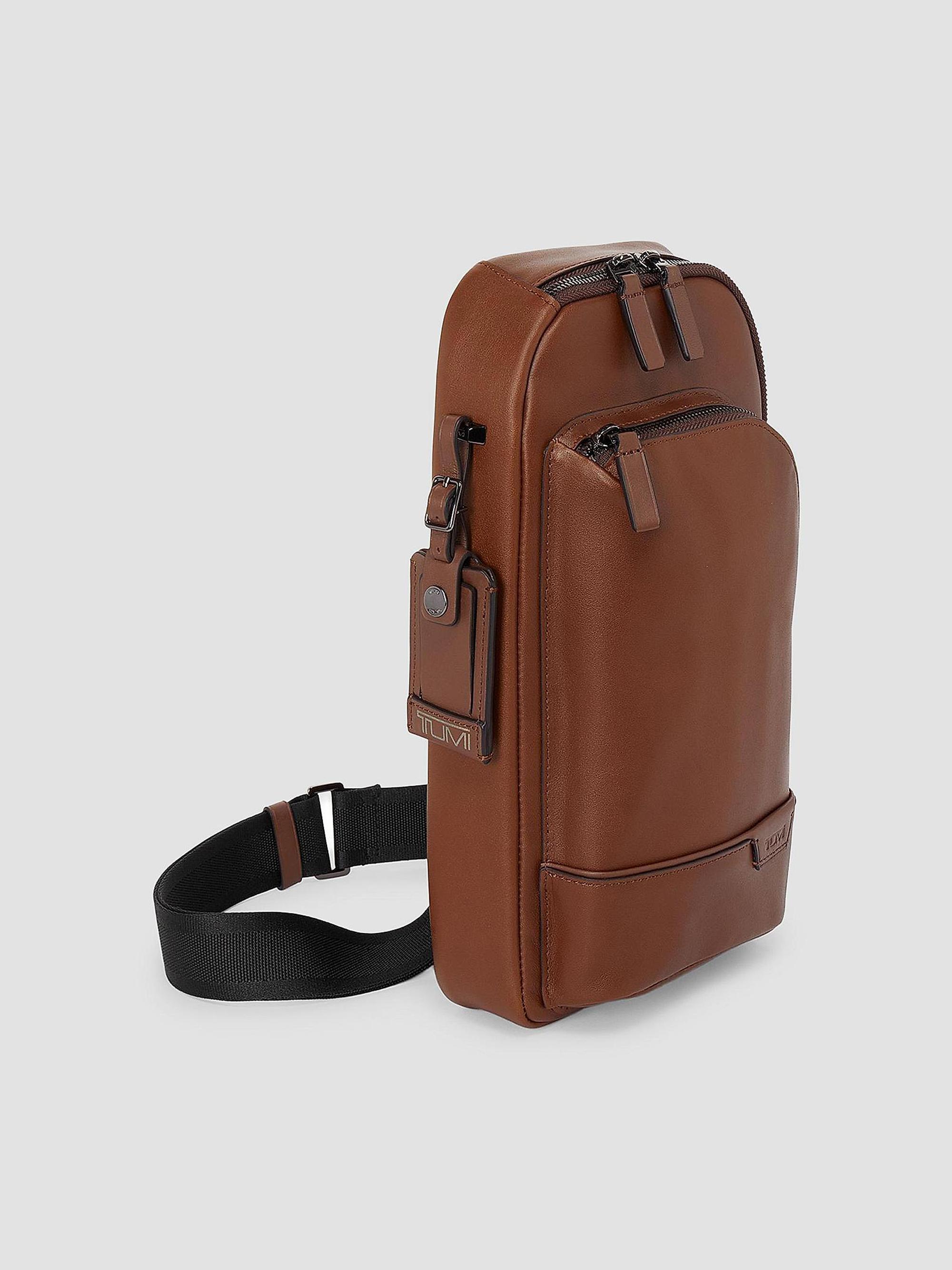 TUMI ハリソン　ショルダーバック 　ブラウン TUMI Harrison Gregory Sling | Saks Fifth Avenue