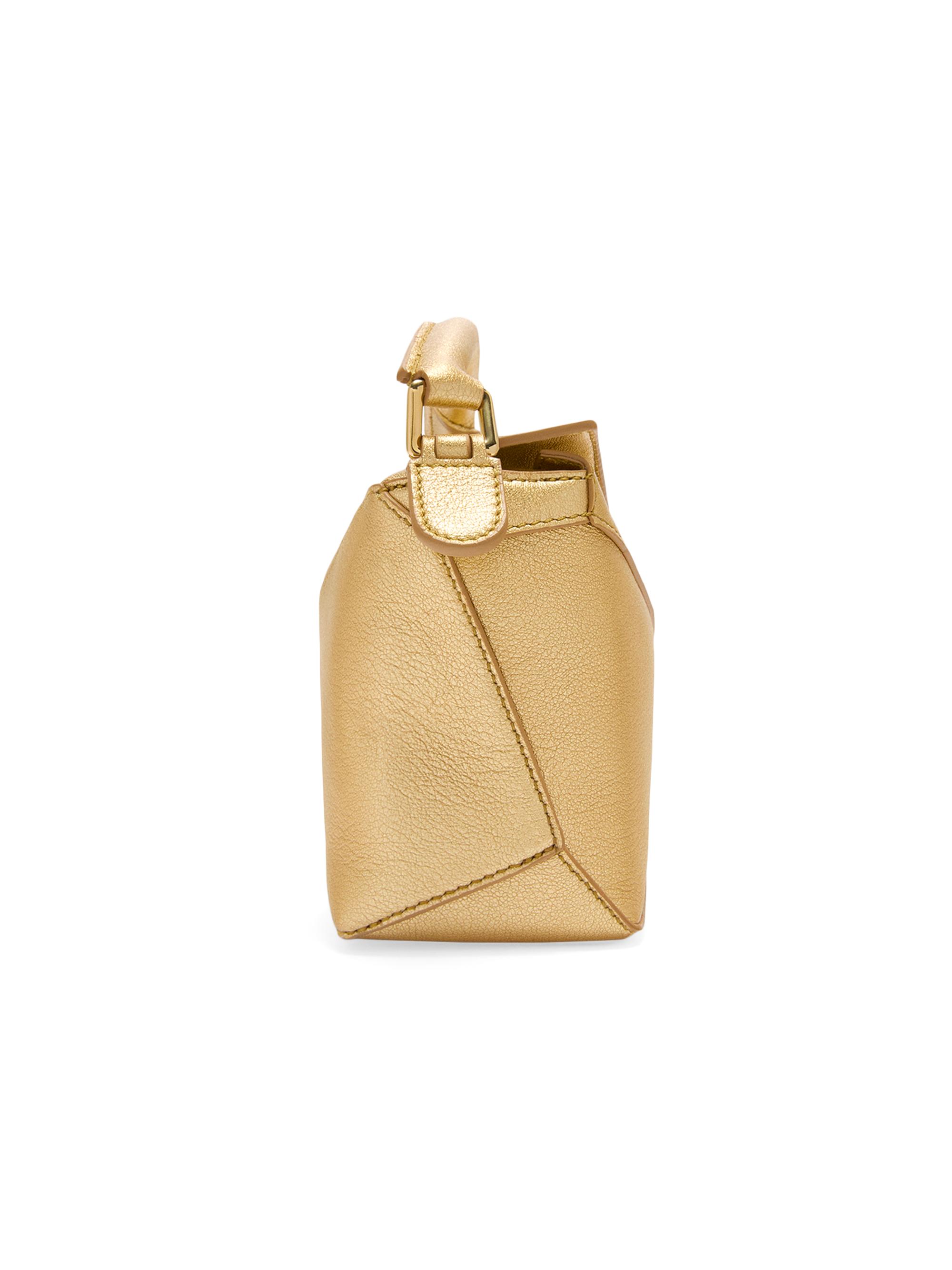 その他 LITTLE GOLD ver Zoe Small Metallic Pebbled Leather Convertible Pochette in PALE