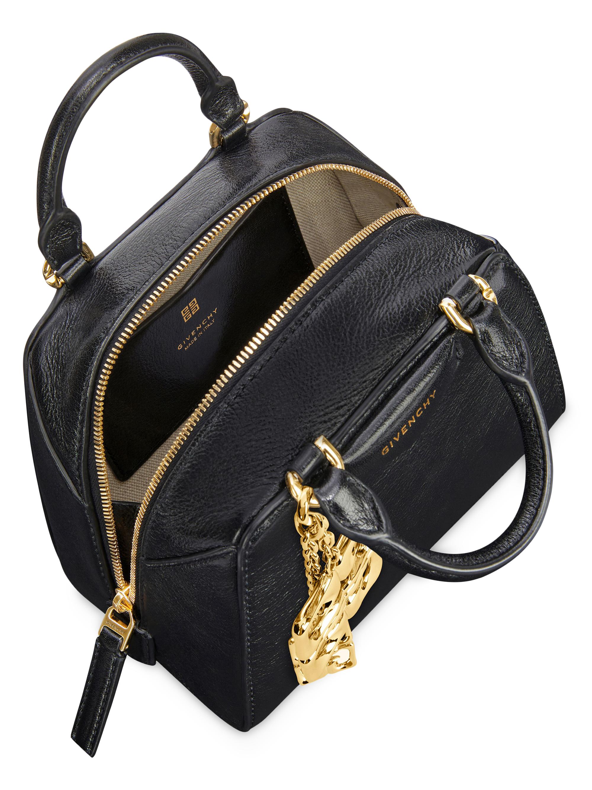 GIVENCHY アンティゴナ キューブ ナノ チャーム付き Givenchy Nano Antigona Cube Top Handle Bag in Leather with