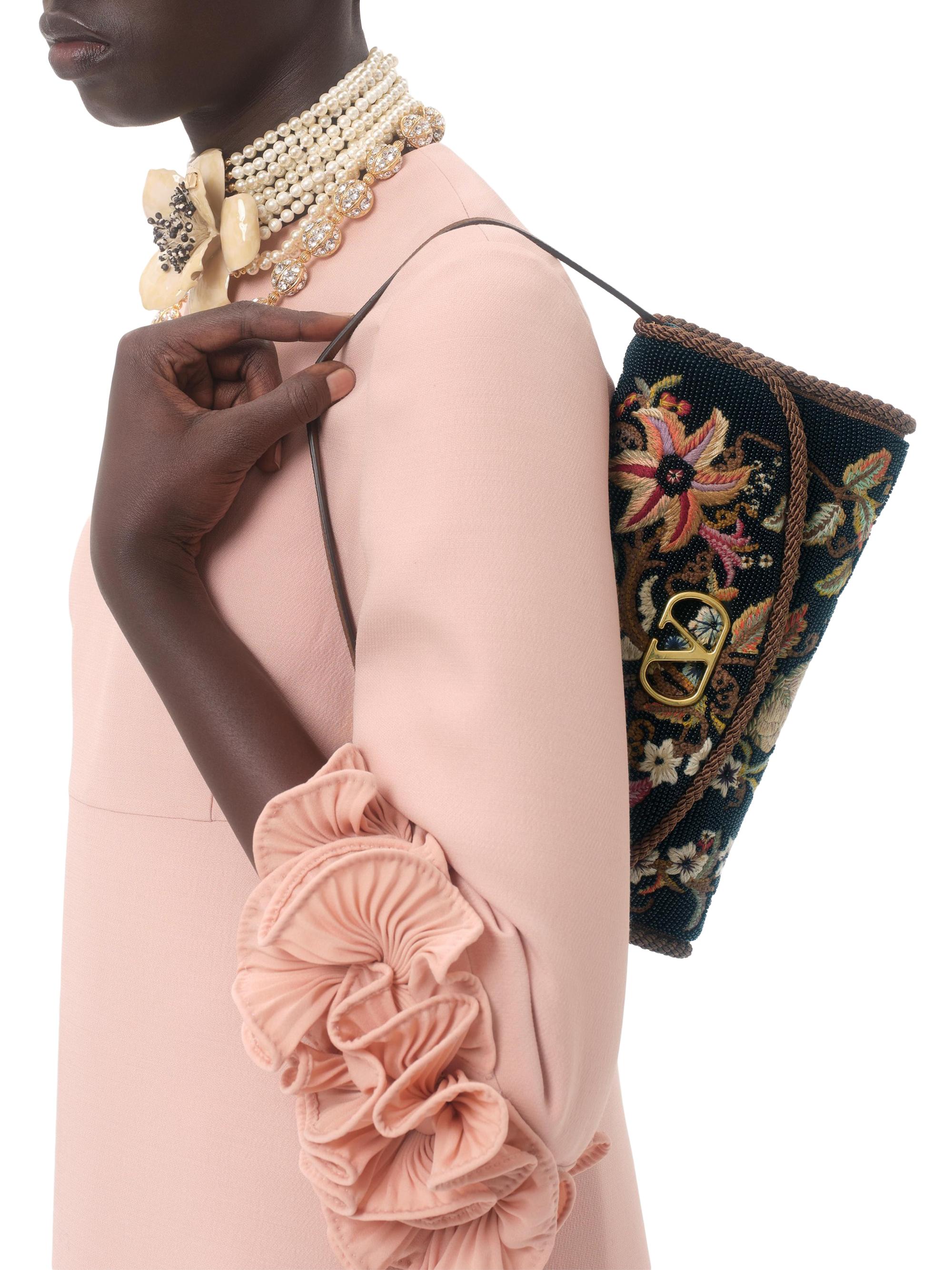 hh【未使用品】VALENTINO GARAVANI 刺繍 がま口 バッグ hh【未使用品】VALENTINO GARAVANI 刺繍 がま口 バッグ 【公式通販】