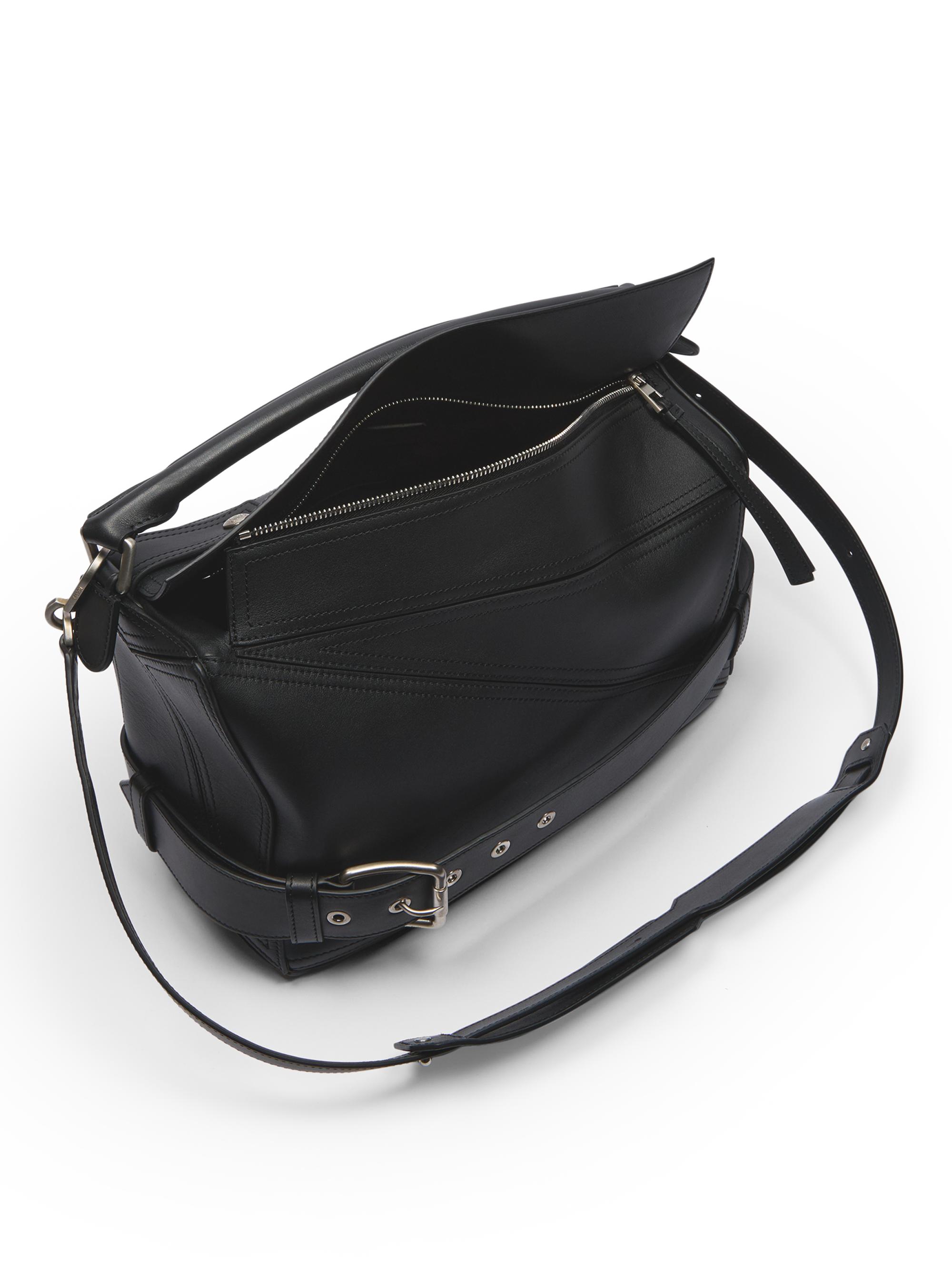 LOEWE ブラックレザー ケース LOEWE Puzzle Edge Large Logo-Debossed Full-Grain Leather Messenger