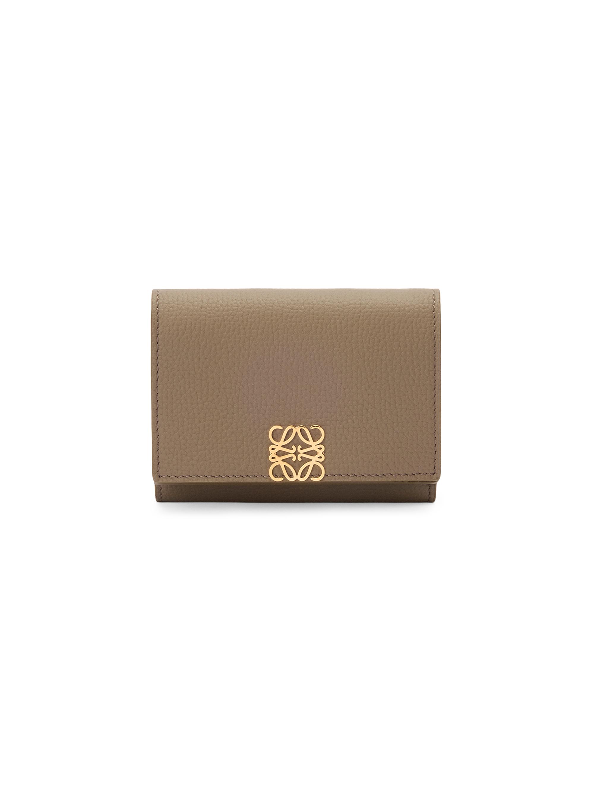 LOEWE ANAGRAM WALLET 三つ折り財布 Anagram trifold wallet in pebble grained calfskin Brown - LOEWE