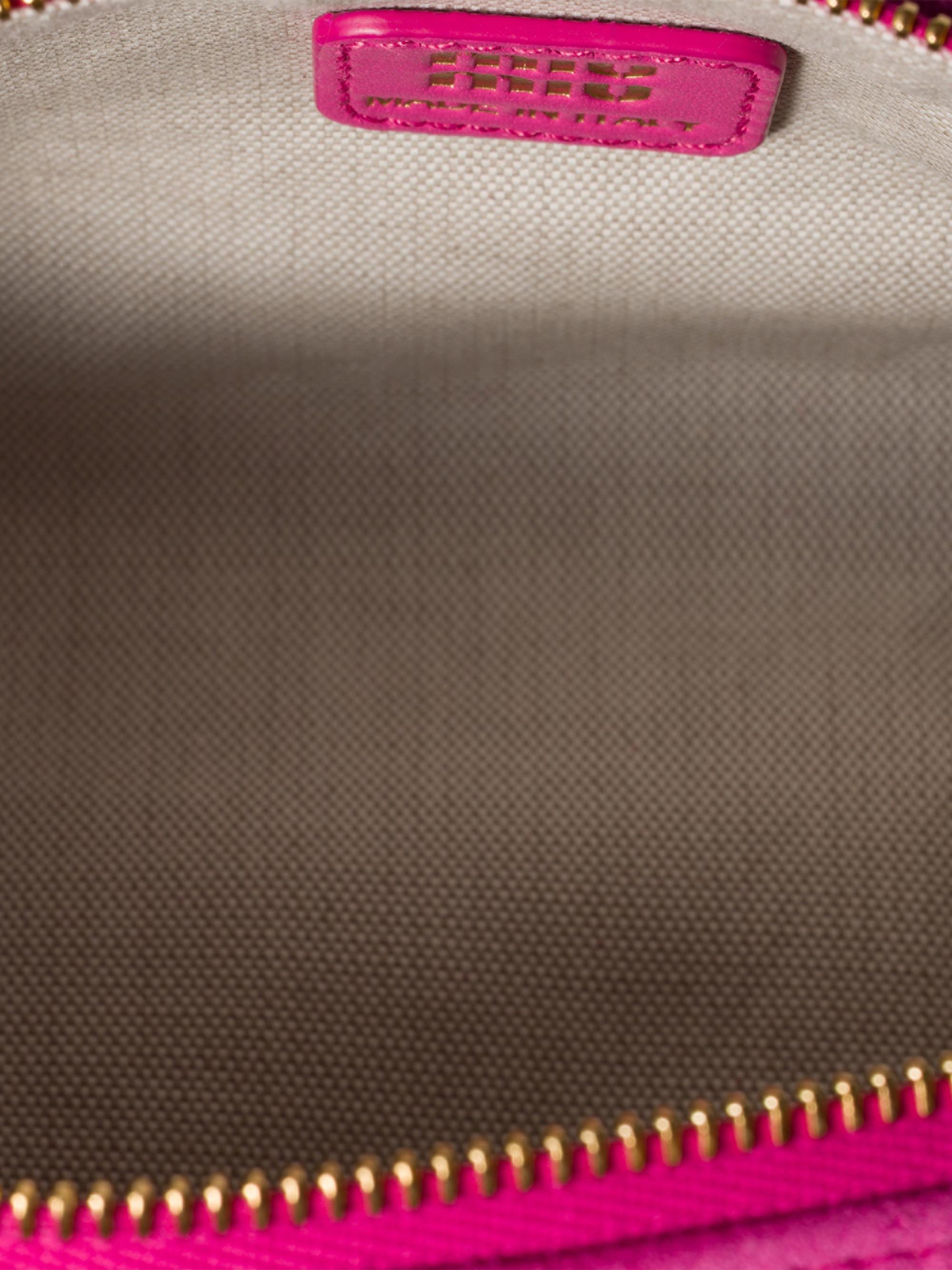 miu miu ダッチェス ポーチ　スエード　新品タグ付き miu miu ダッチェス ポーチ スエード 新品タグ付き - メルカリ