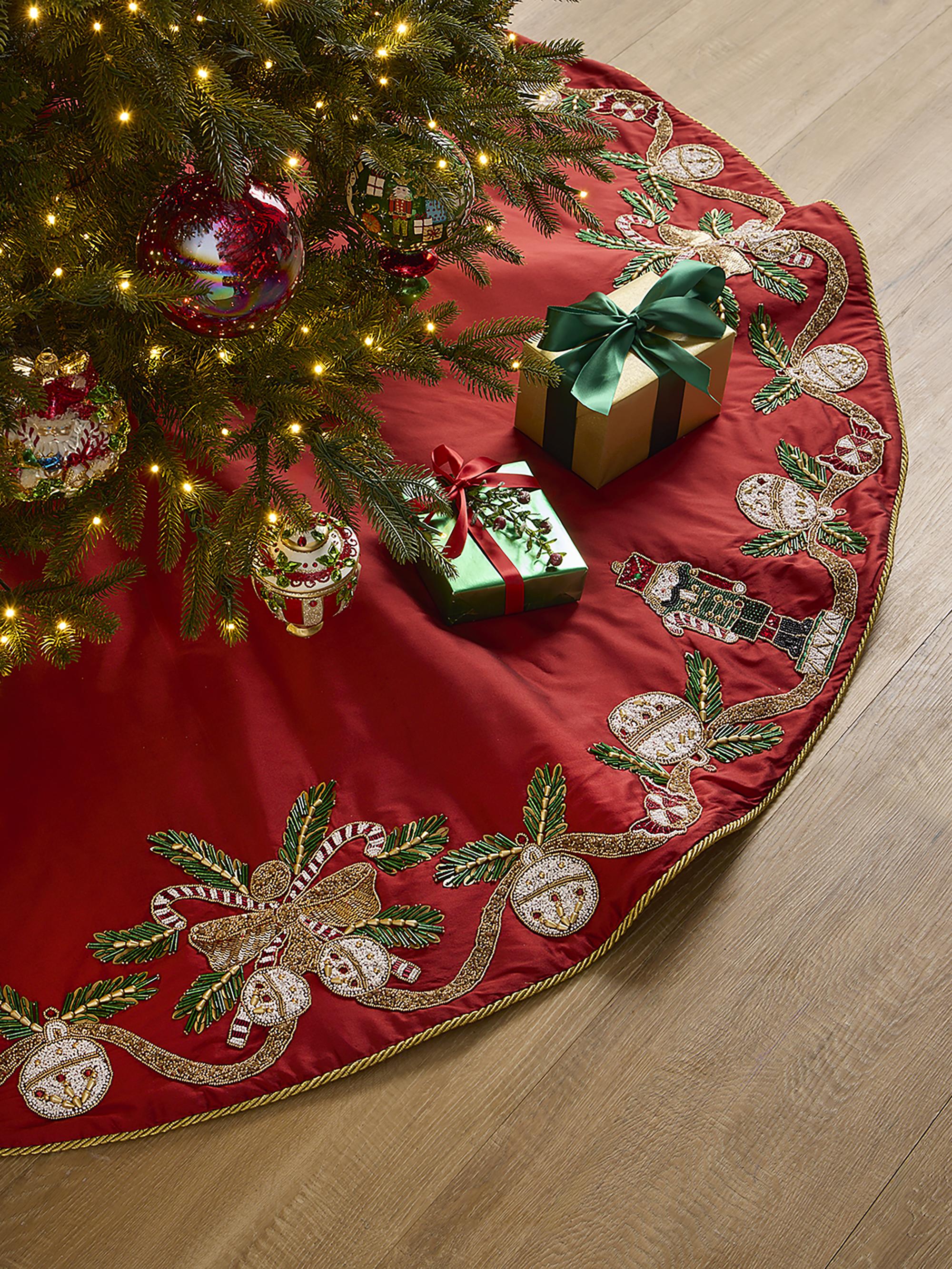 Kim Seybert Beaded Christmas Tree Skirt - White Red Green