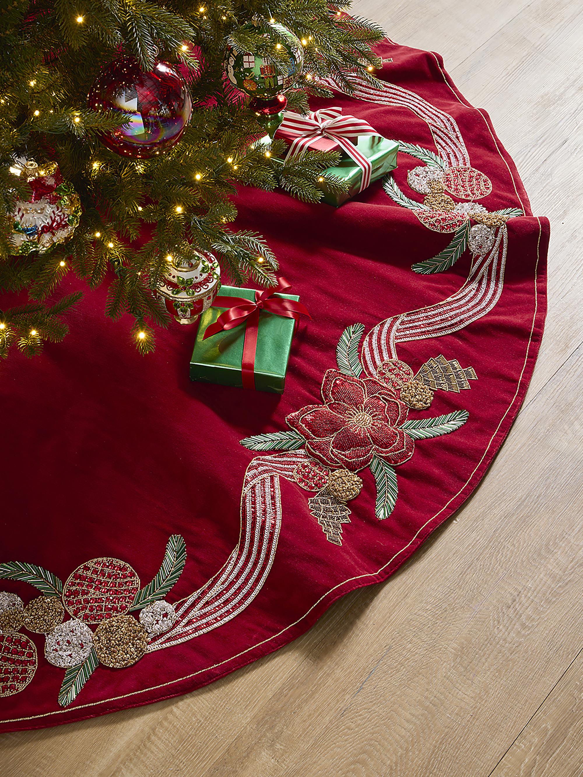 Kim Seybert Magnolia Noel Cotton Velvet Tree Skirt - Red Green Gold