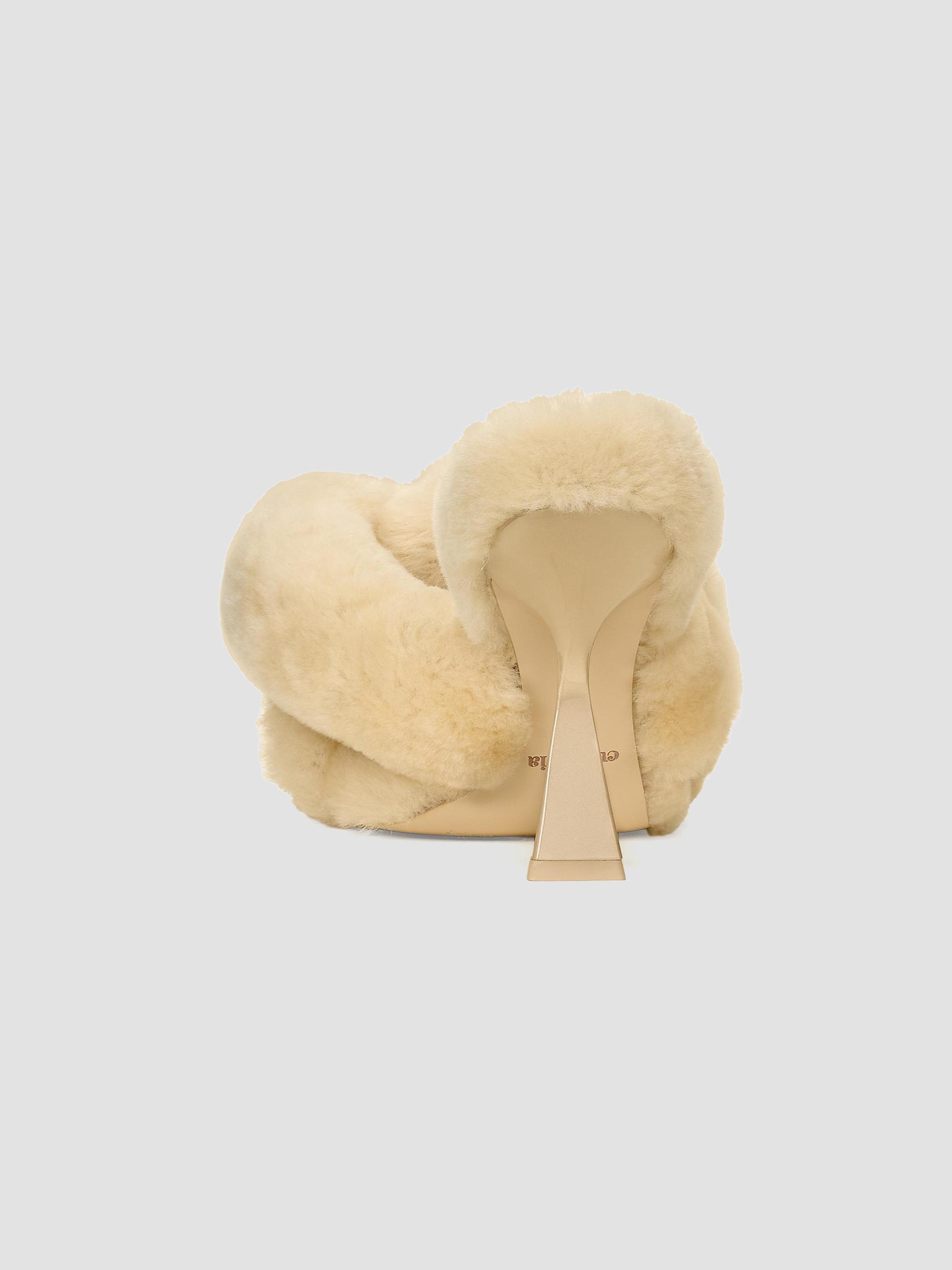 OBA 28パイ Cult Gaia Zabelle 100MM Shearling Sandals | Saks Fifth Avenue