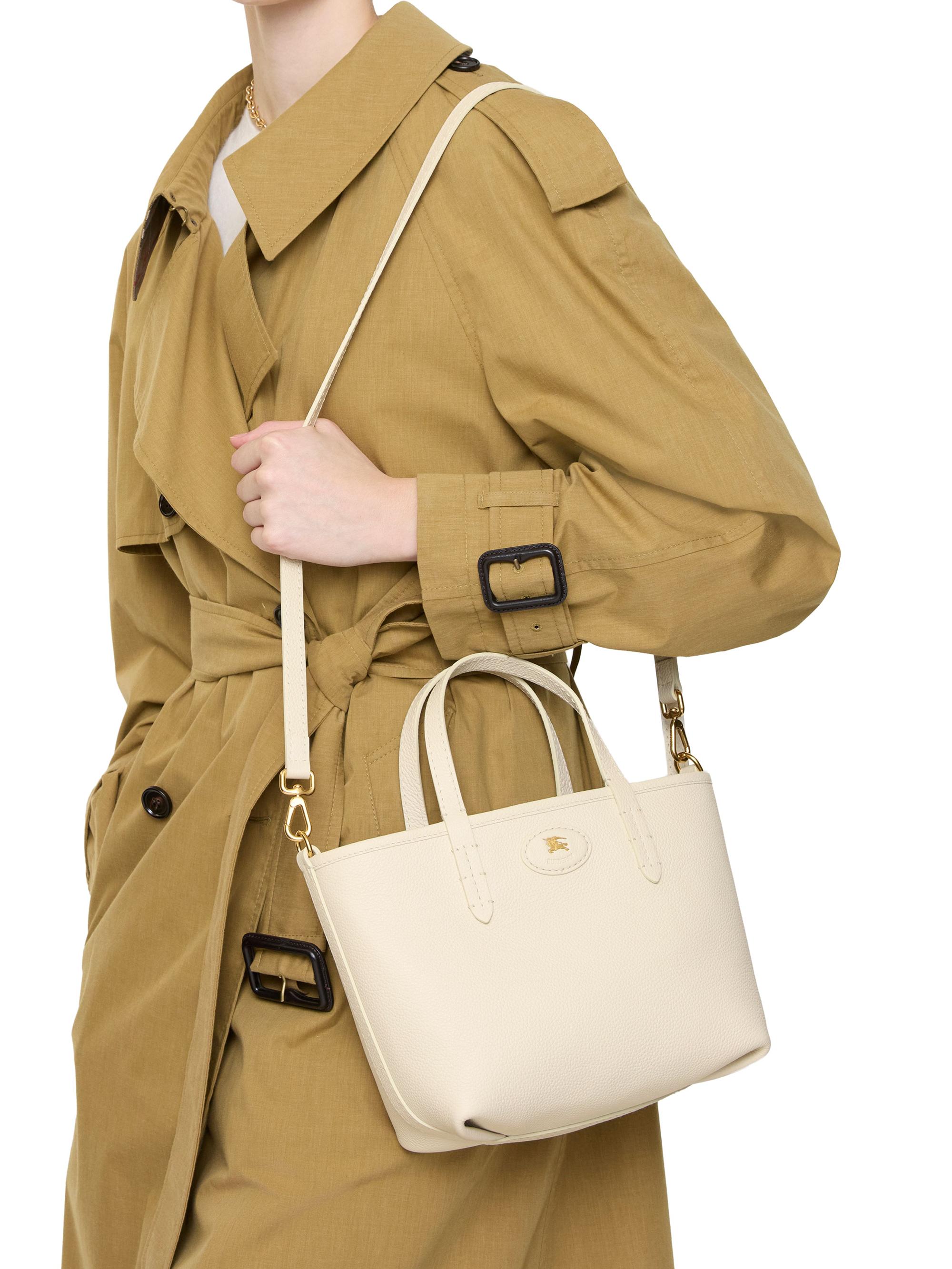 ＢｕｒｂｅｒｒｙｕＢｌｕｅｌａｂｅｌトートバッグミニ Burberry Bloomsbury Mini Reversible Leather Tote Bag | Saks Fifth