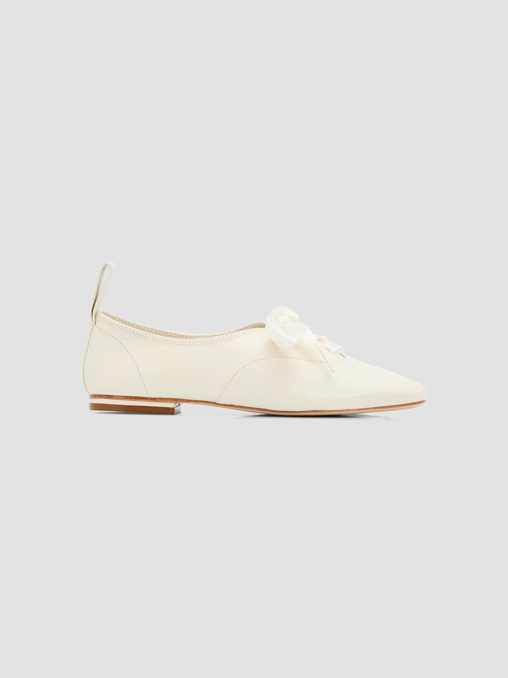 white leather dress shoes All handmade oxford & wingtips shoes customer demand customize odar These shoes are an excellent choice for those seeking to enhance their wardrobe with a versatile option suitable for both professional settings and casual outings. Chenyee Mens Lace Up White