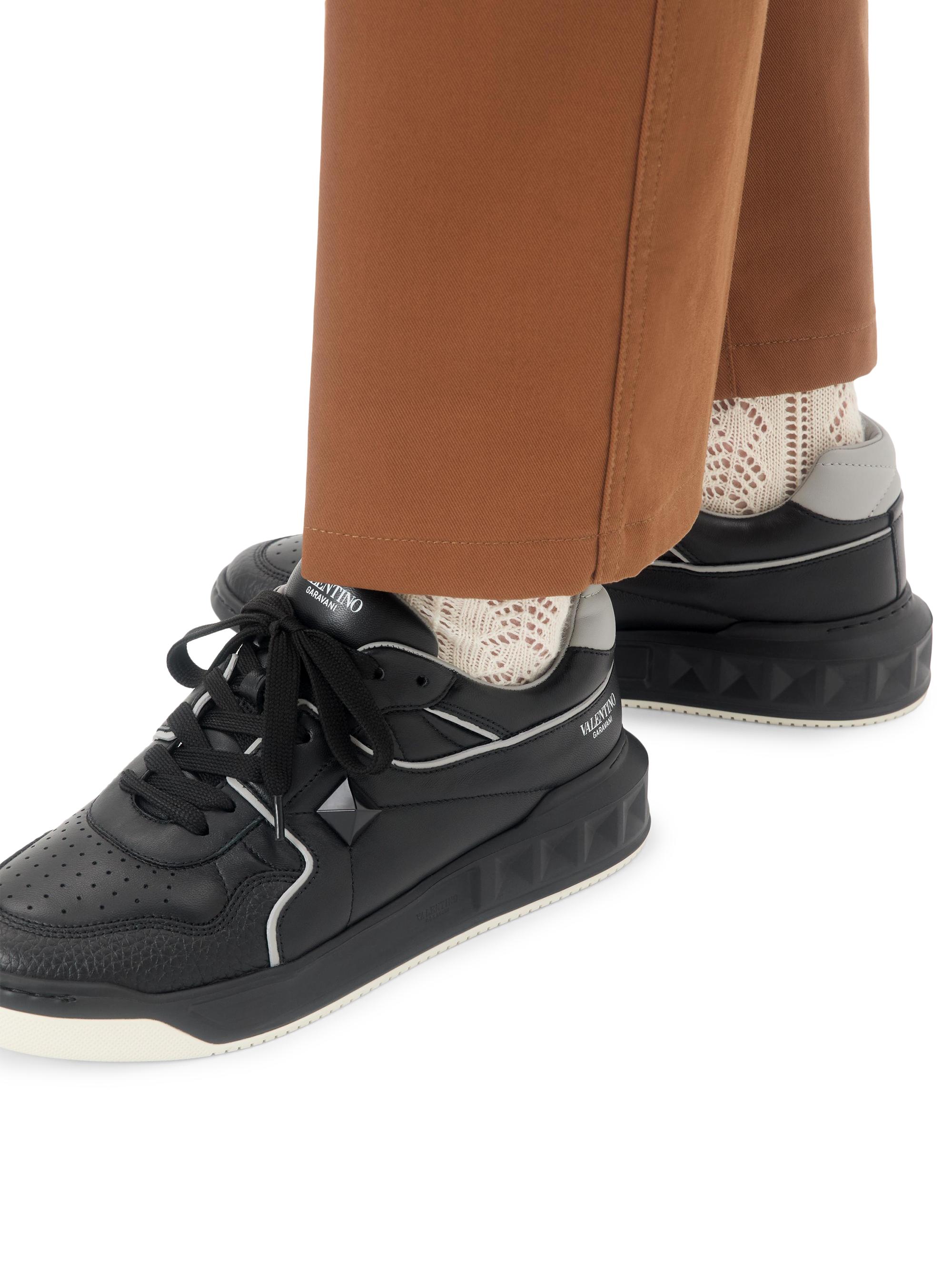 靴 43 23ss valentino one stud low sneaker Valentino Garavani One Stud Low-Top Nappa Sneaker | Saks Fifth Avenue