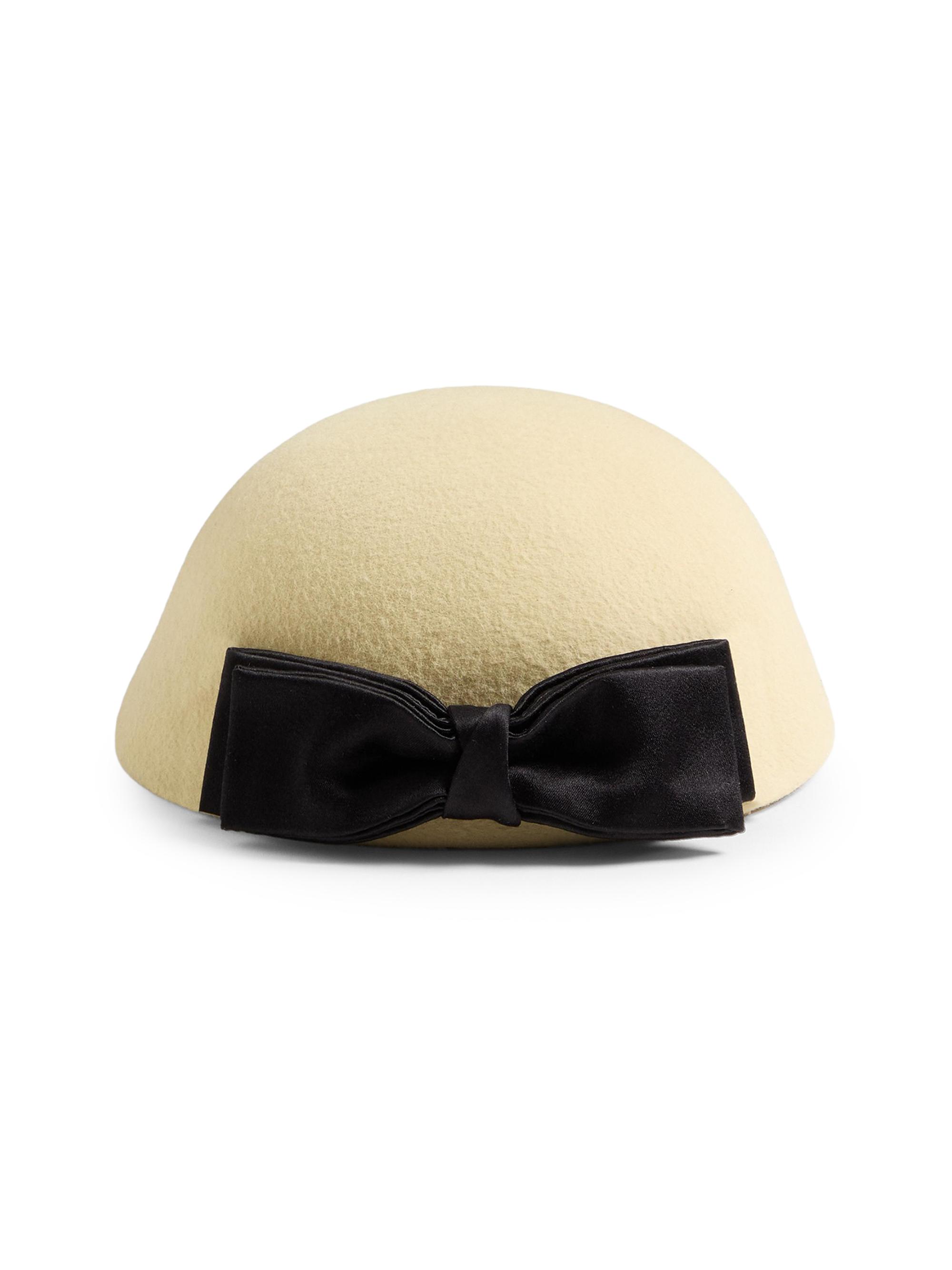 Valentino ホワイト ベレー帽 Valentino Garavani Vlogo Signature Hat in Lapin Fabric with Satin